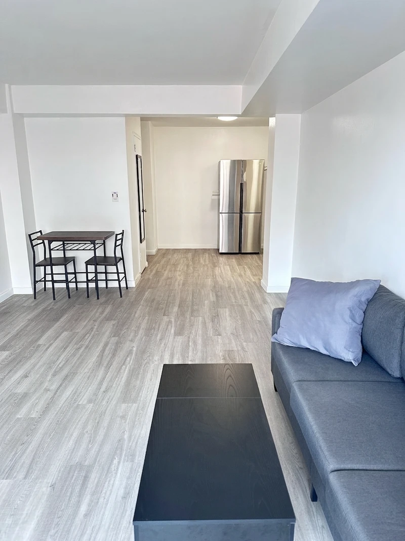 1 bedroom in Forest Hills photo 2