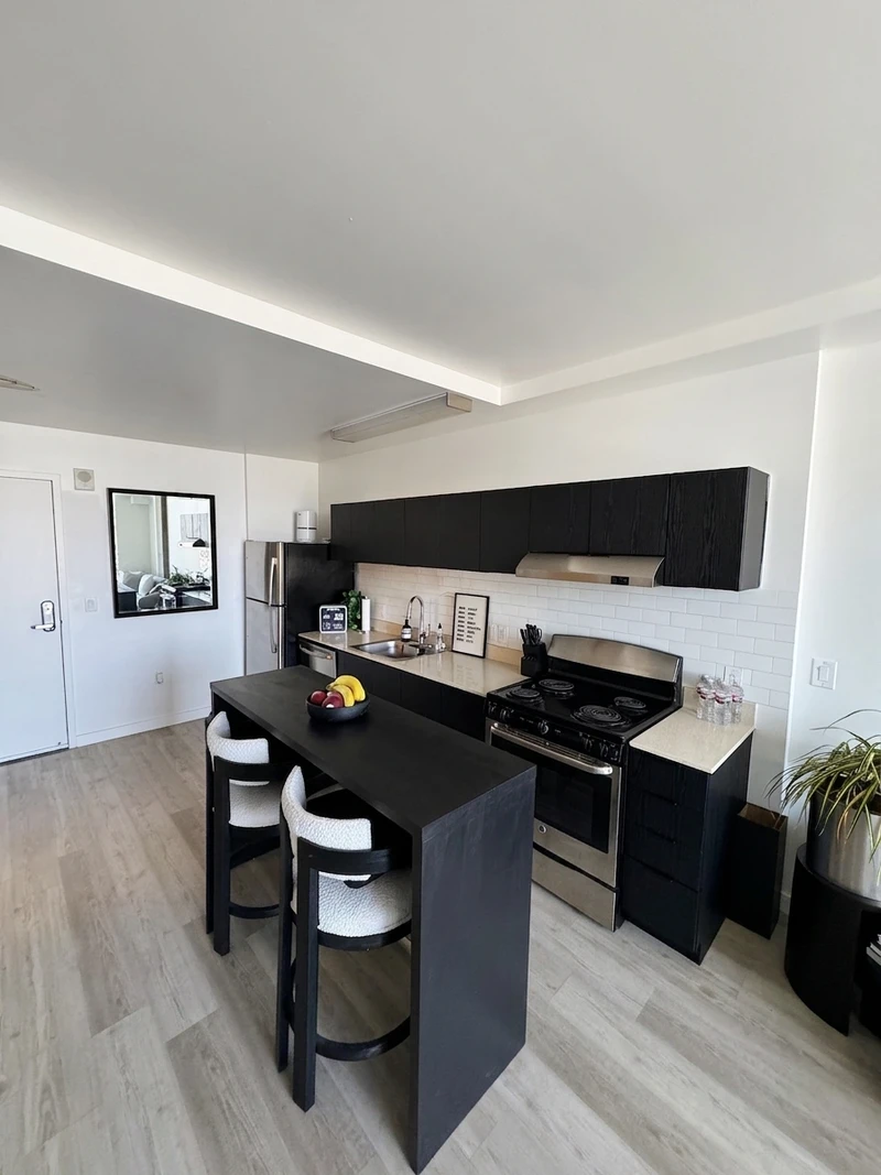 1 bedroom in Hollywood photo 2