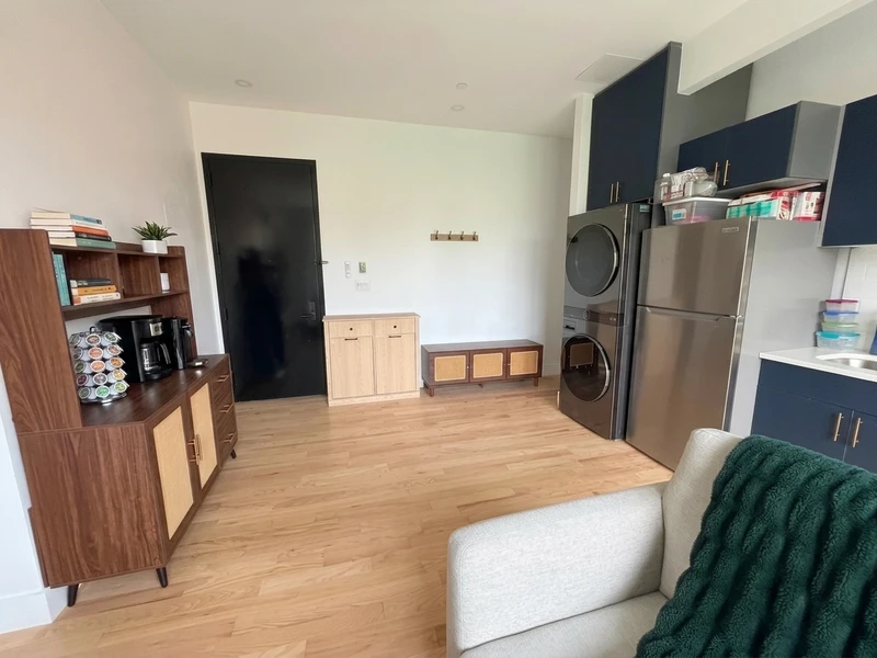 2 bedroom in Williamsburg photo 2