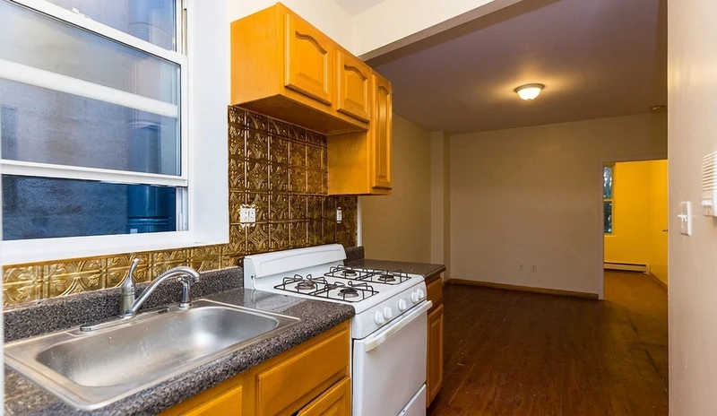 2 bedroom in Ocean Hill photo 9