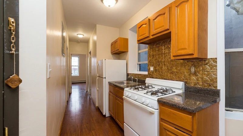 2 bedroom in Ocean Hill photo 6