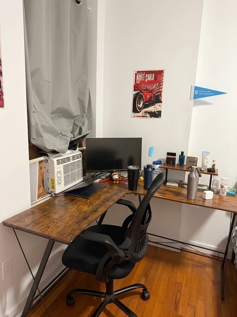 a room in Hamilton Heights photo 3