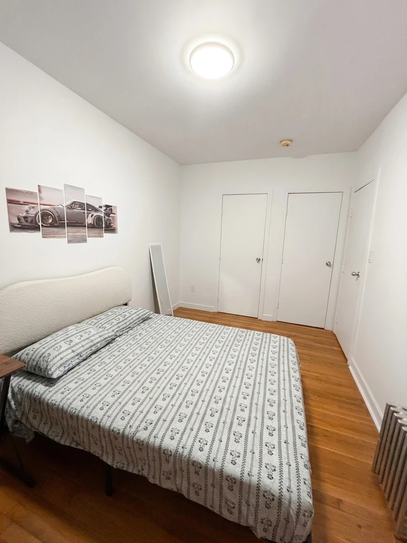 a room in Hamilton Heights photo 2