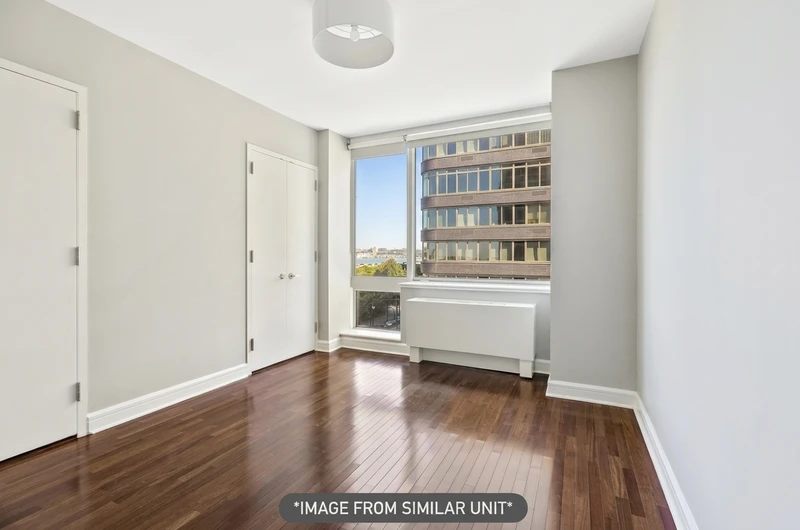 a room in Riverside South photo 3