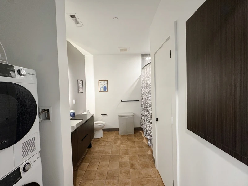 a room in Harbor View / Orient Heights photo 4