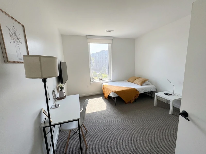 a room in Harbor View / Orient Heights photo 2