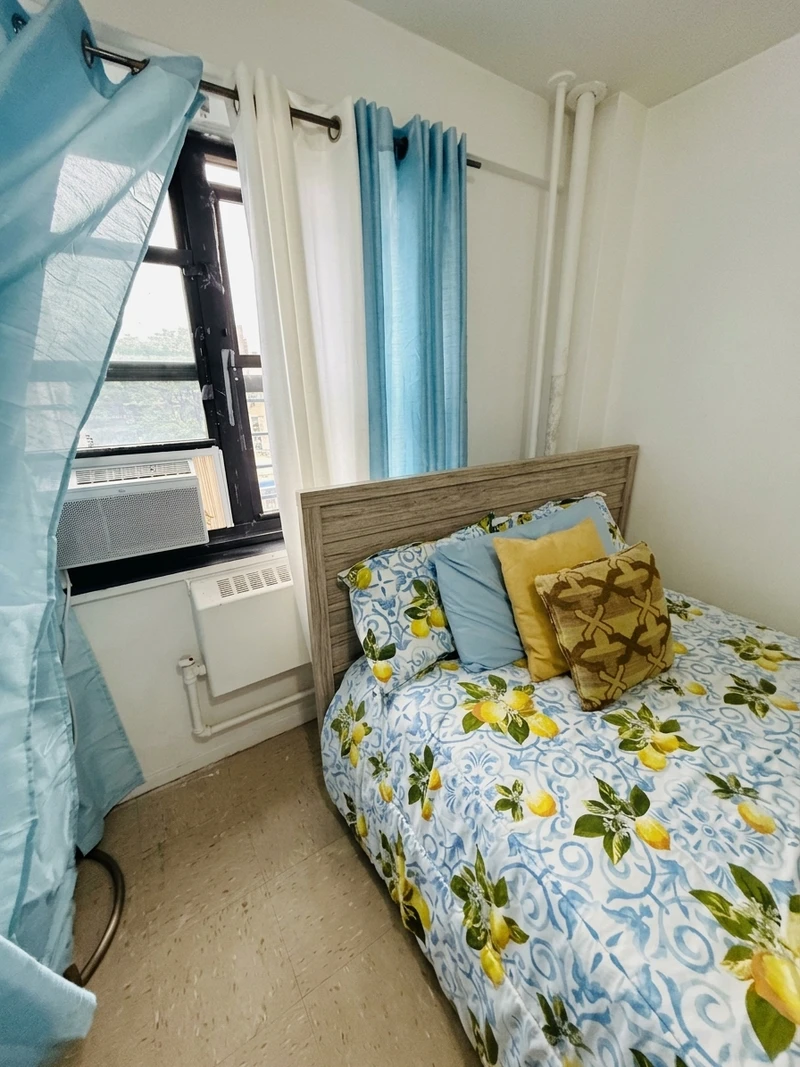 private room in East Harlem photo 3