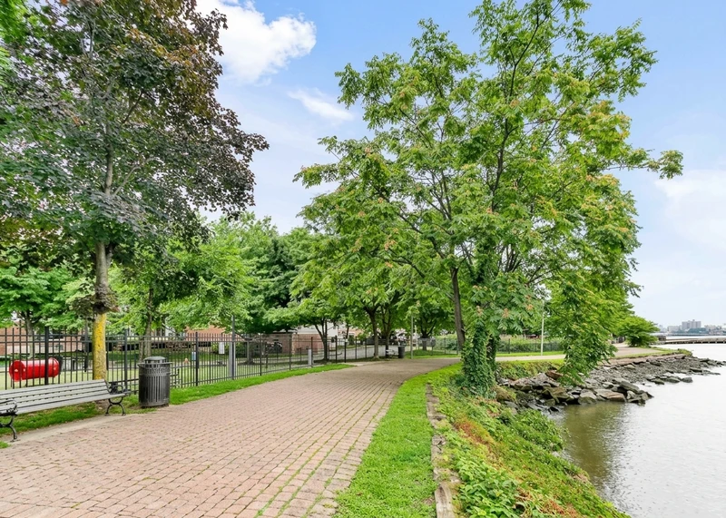 2 bedrooms in Edgewater photo 5