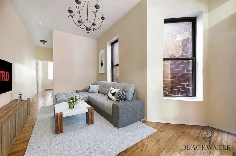 2 bedroom in Theater District photo 4