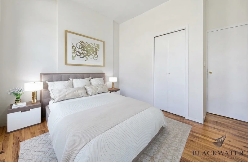 2 bedroom in Theater District photo 3