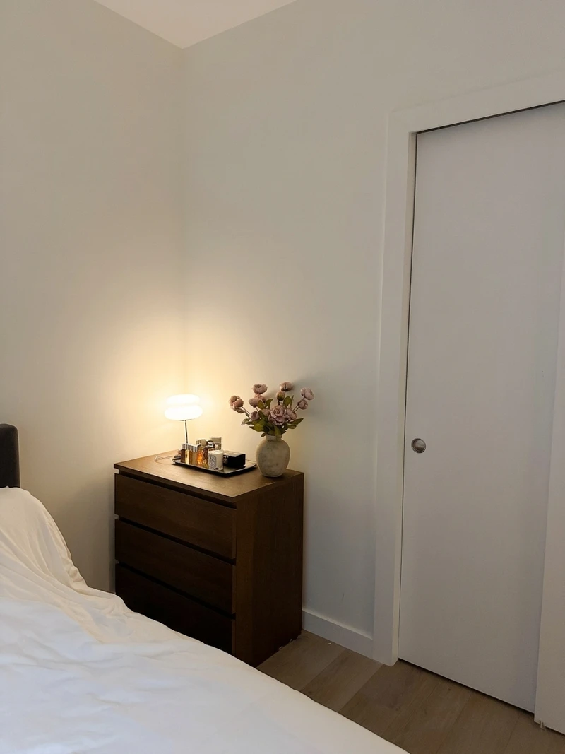 1 bedroom in Woodside photo 2