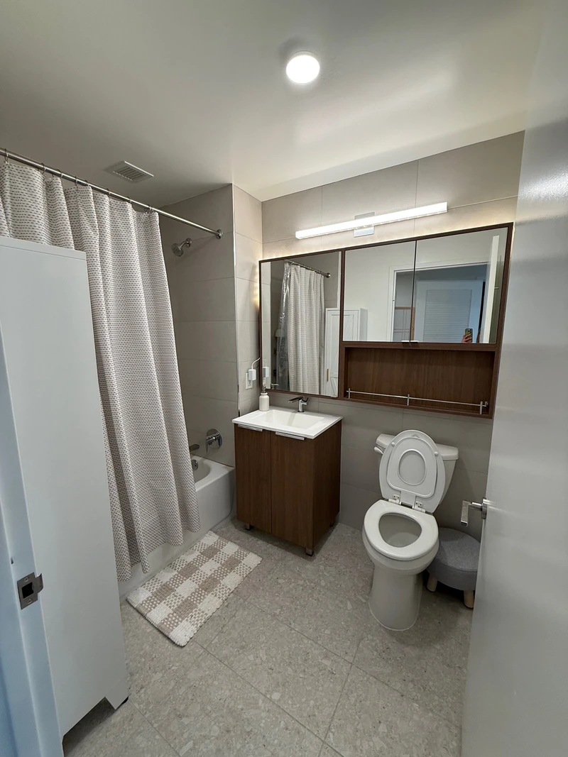 1 bedroom in Inwood photo 4
