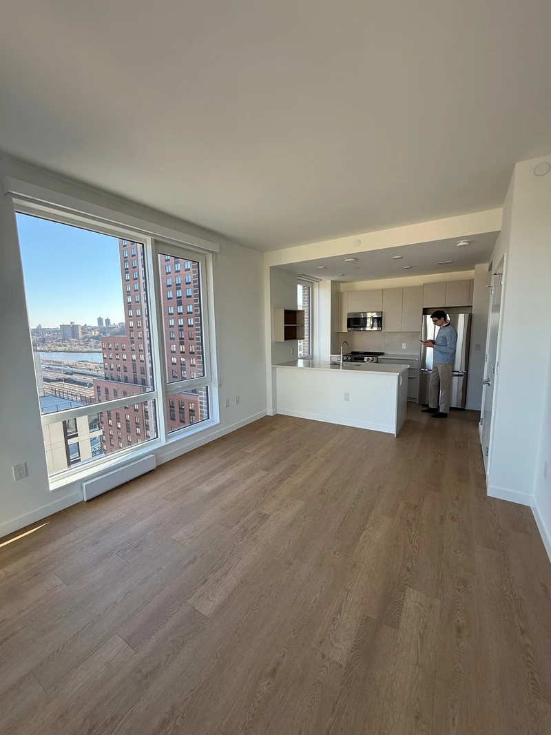 1 bedroom in Inwood photo 2