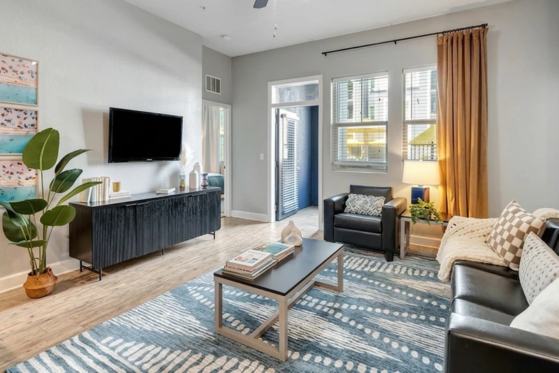 2 bedroom in Mid-City photo 4