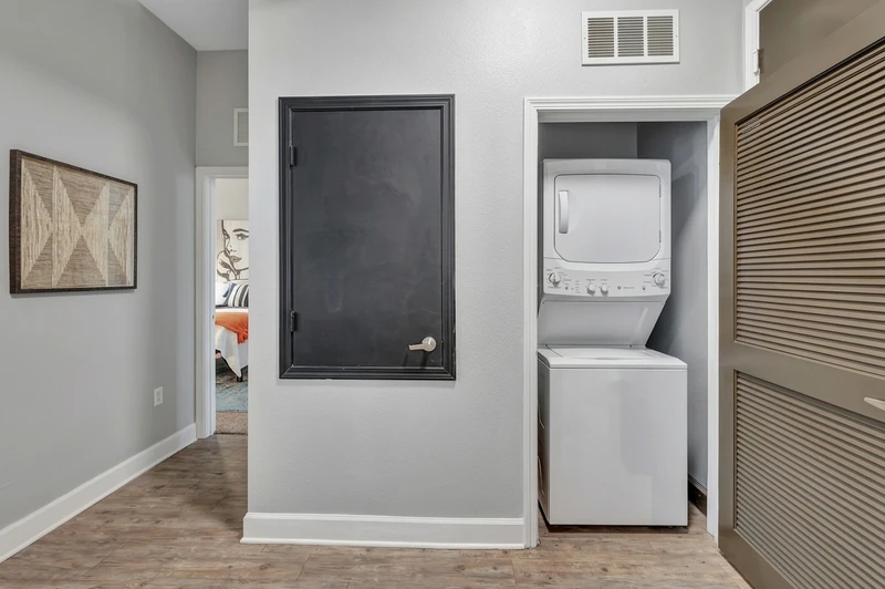 2 bedroom in Mid-City photo 5