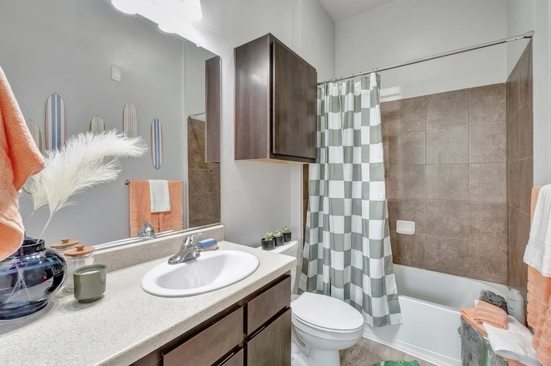 2 bedroom in Mid-City photo 6