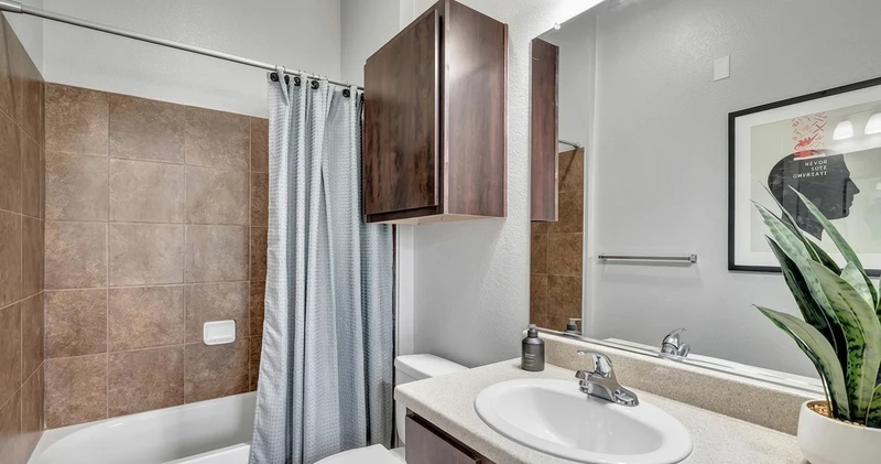 2 bedroom in Mid-City photo 7