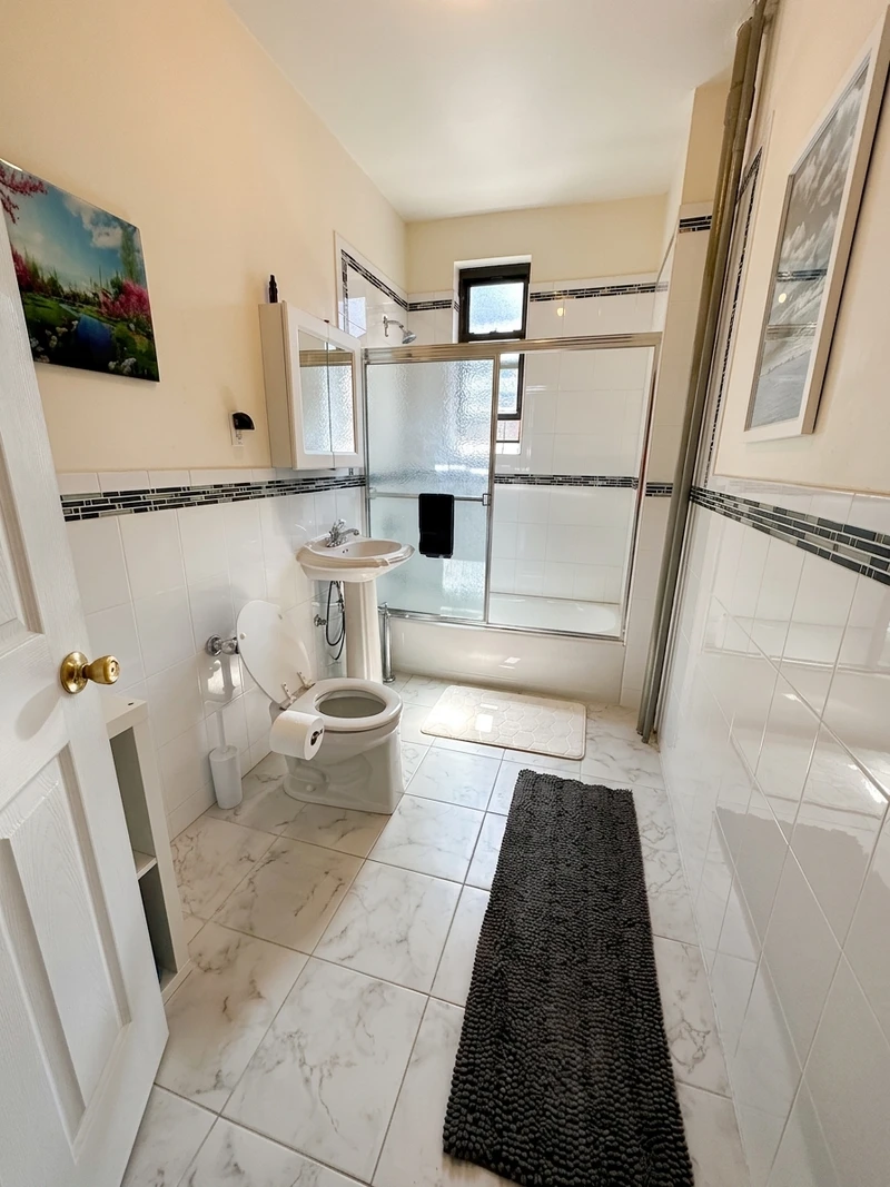 2 bedroom in Flatbush photo 5