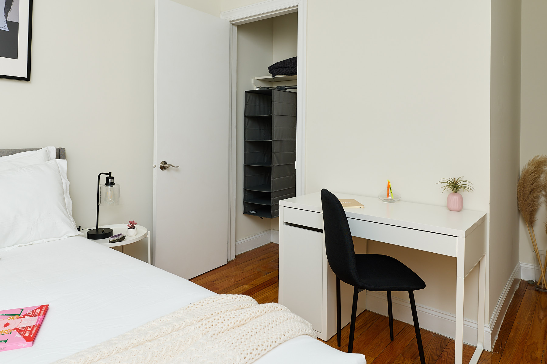 a room in Hamilton Heights photo 11
