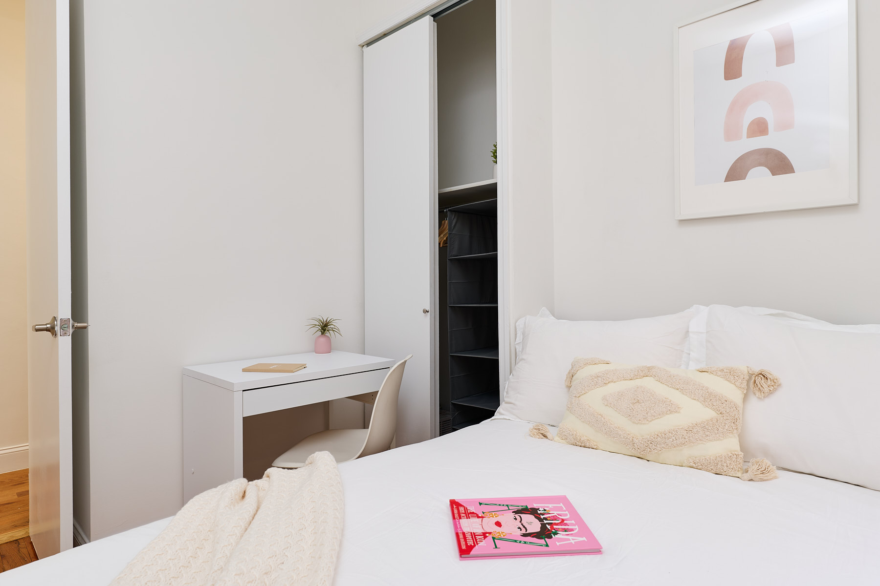 a room in Hamilton Heights photo 2
