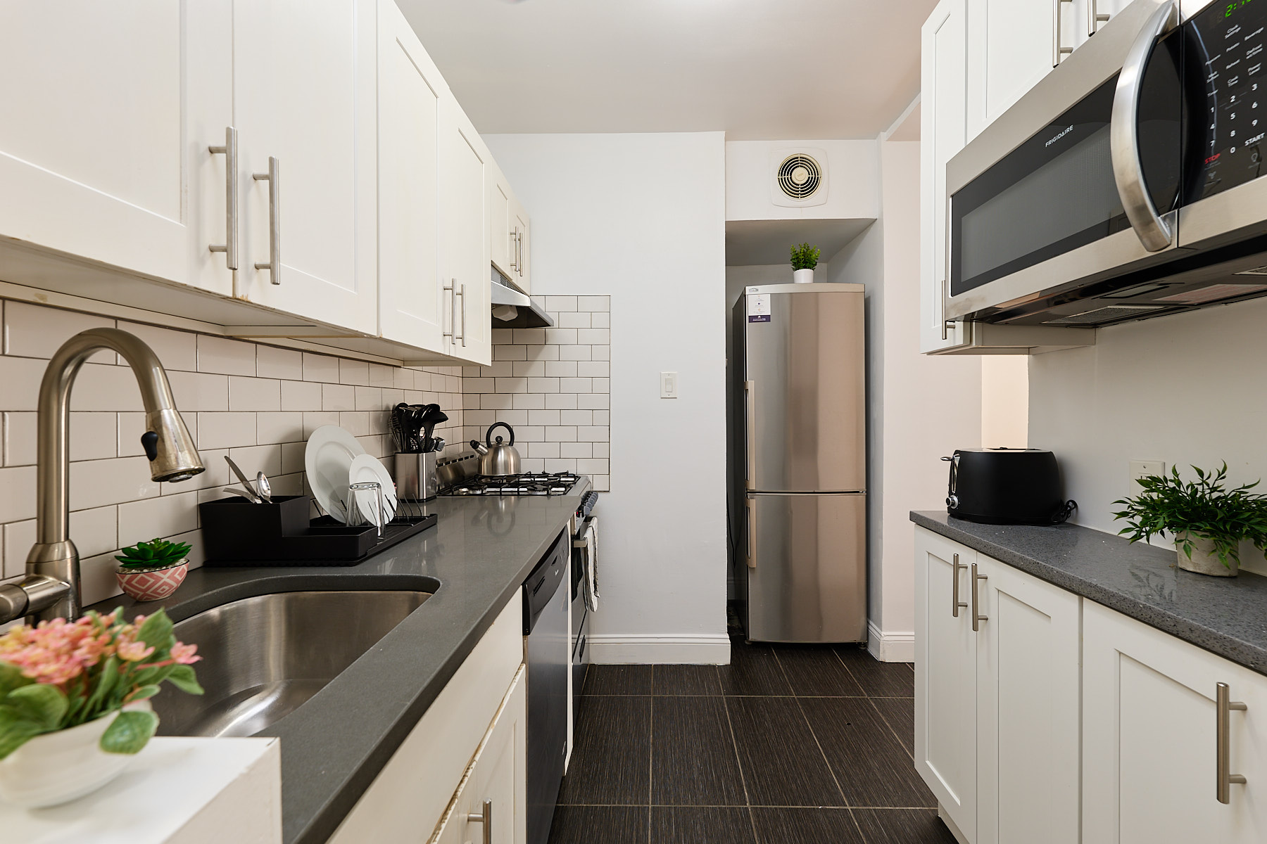 a room in Hamilton Heights photo 14