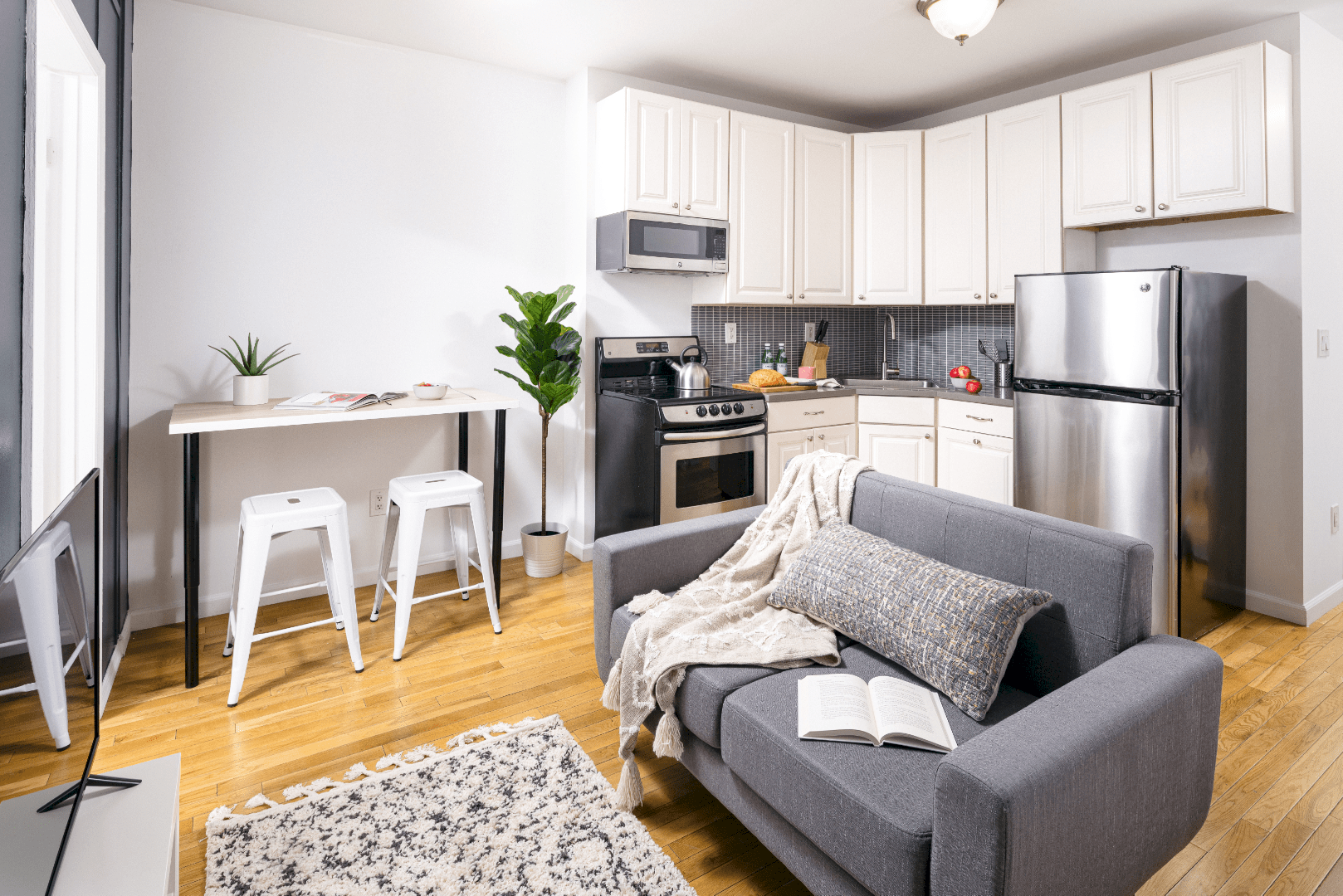 a room in Midtown East photo 2