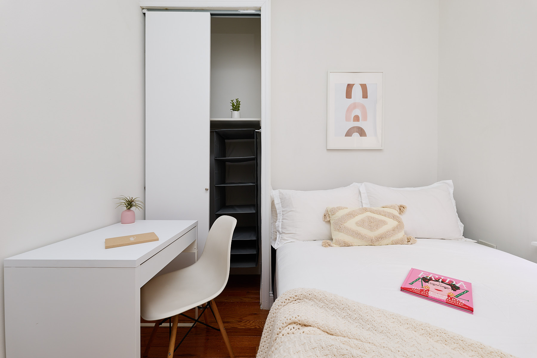 a room in Hamilton Heights photo 3