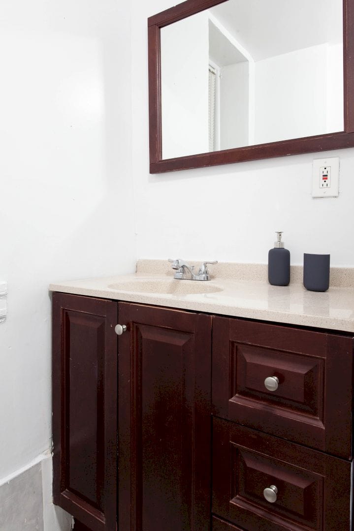 a room in Hamilton Heights photo 8