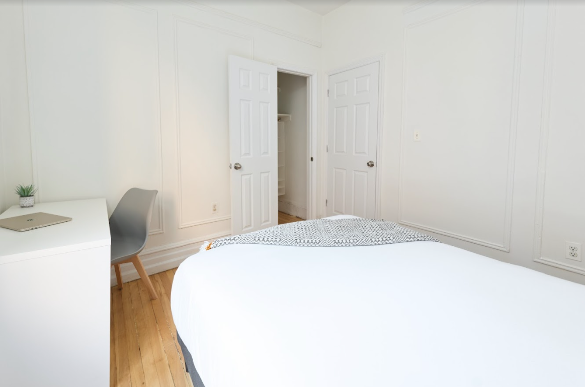 a room in Hamilton Heights photo 2