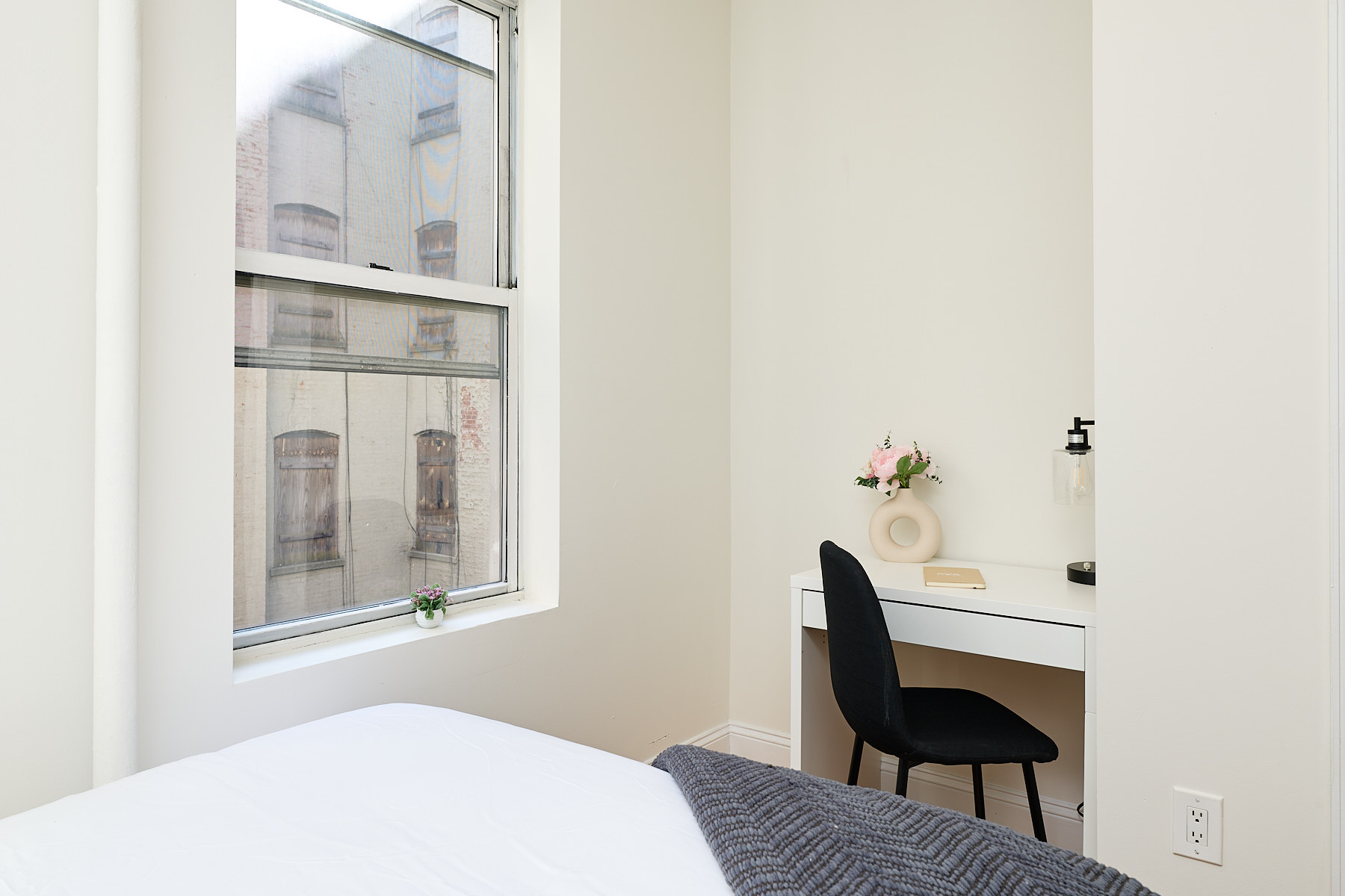 a room in Hamilton Heights photo 12