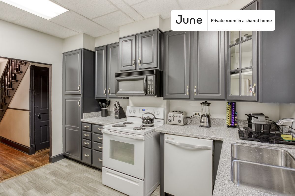 a room in Northwest Washington photo 6