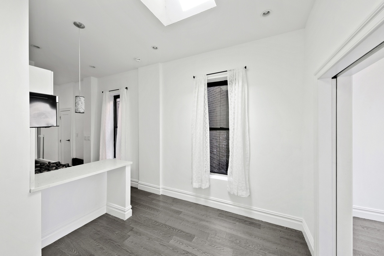a room in Hell's Kitchen photo 5