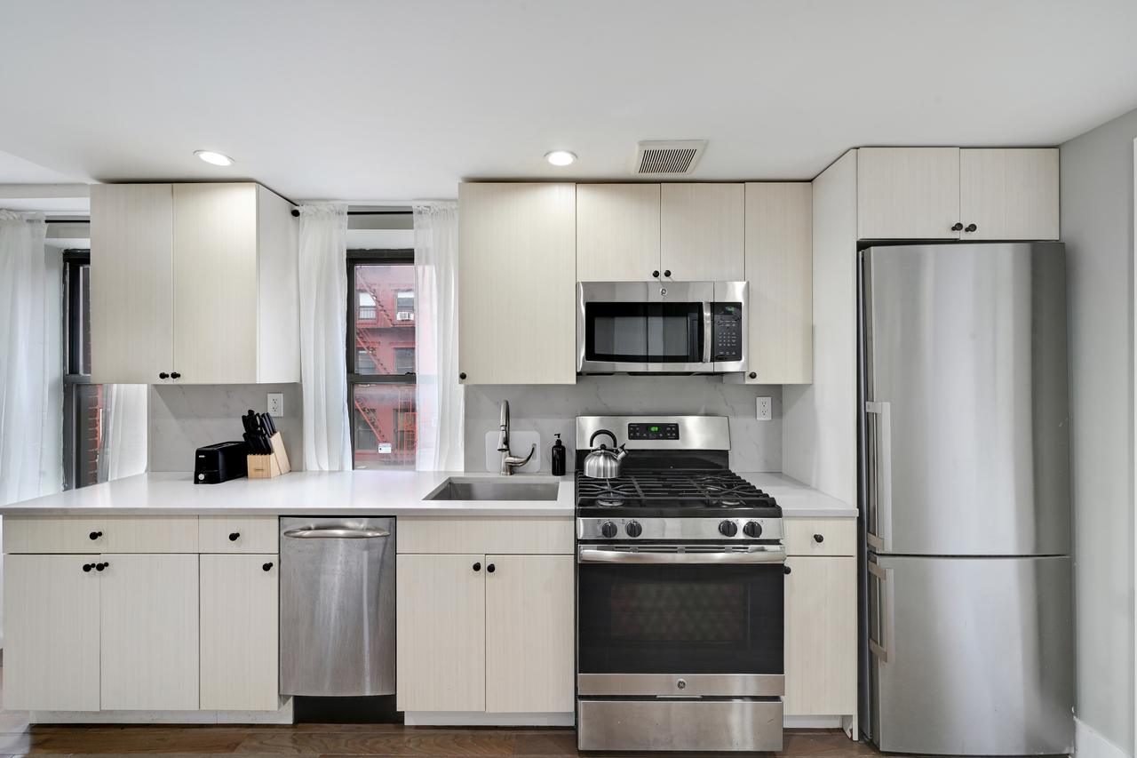 a room in East Village photo 6
