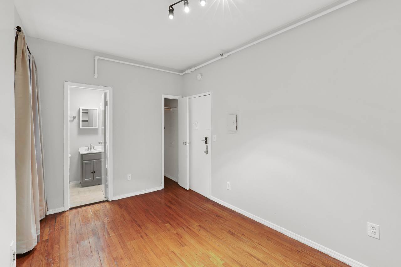 a room in Lincoln Square photo 7