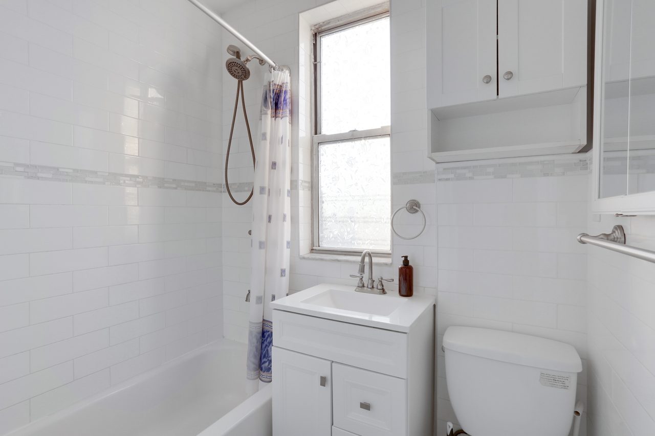 a room in Flushing photo 9