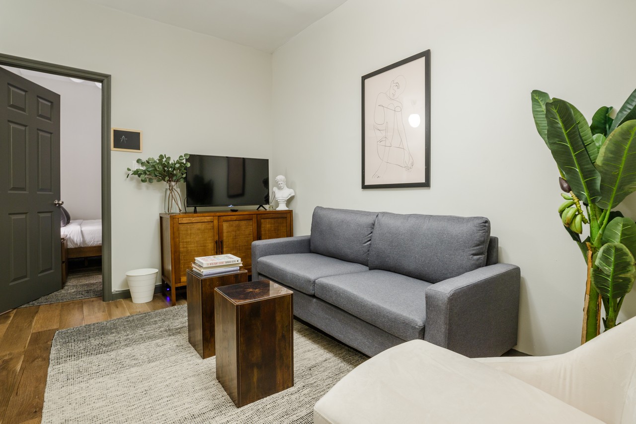 a room in Theater District photo 3