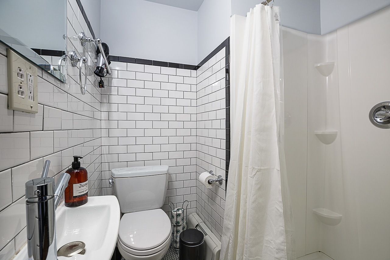 a room in Yorkville photo 6