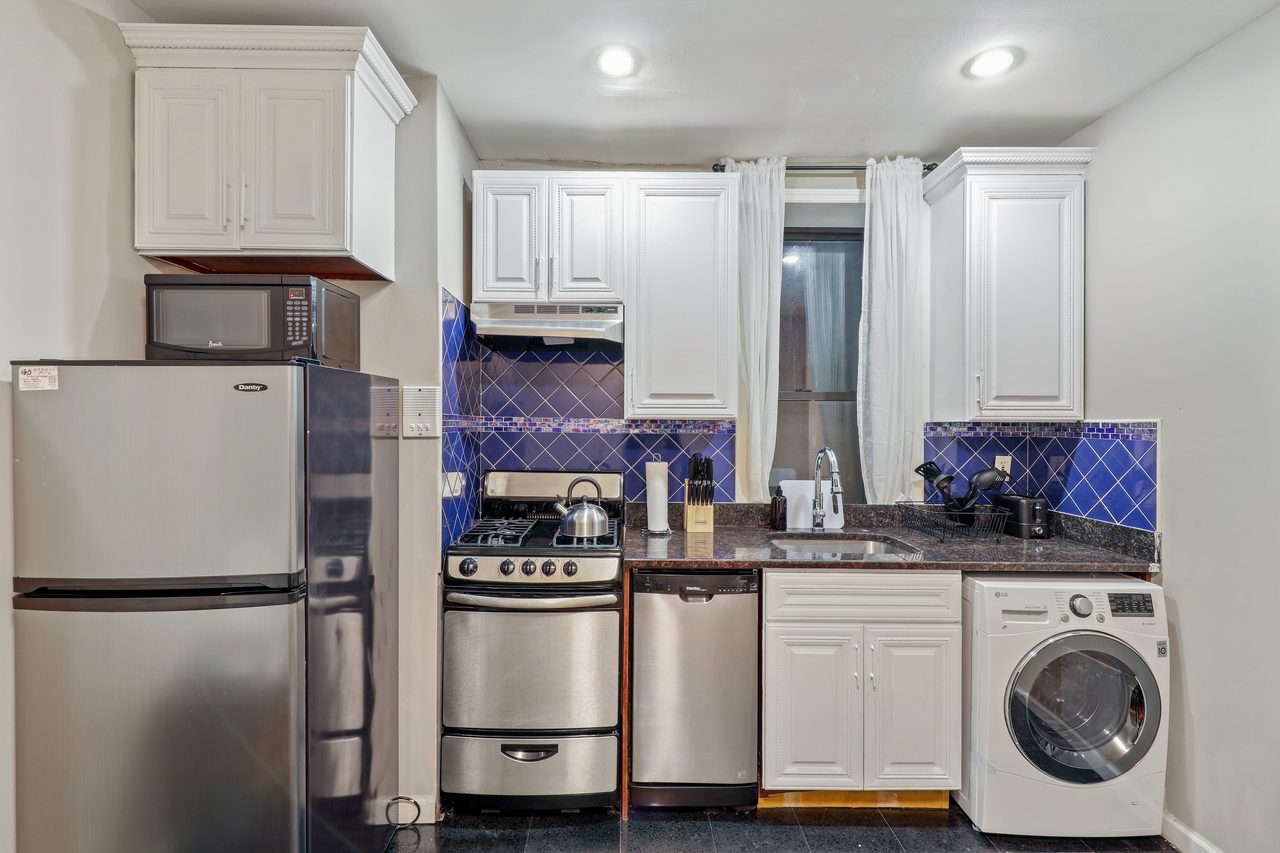 a room in Morningside Heights photo 6