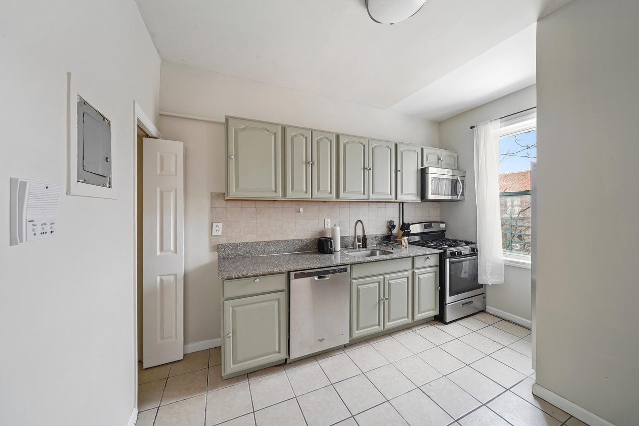 a room in Flatbush photo 6