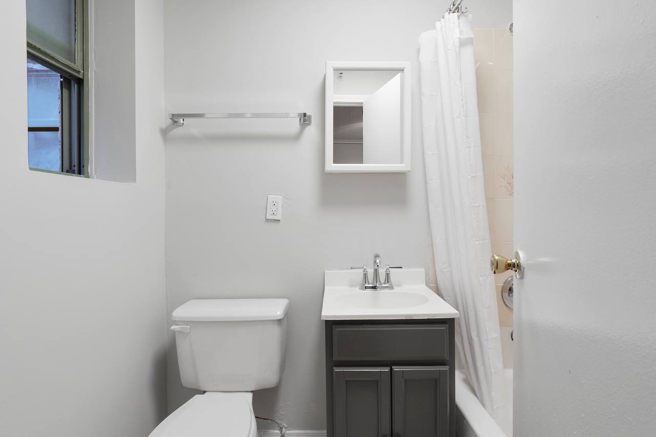 a room in Lincoln Square photo 3