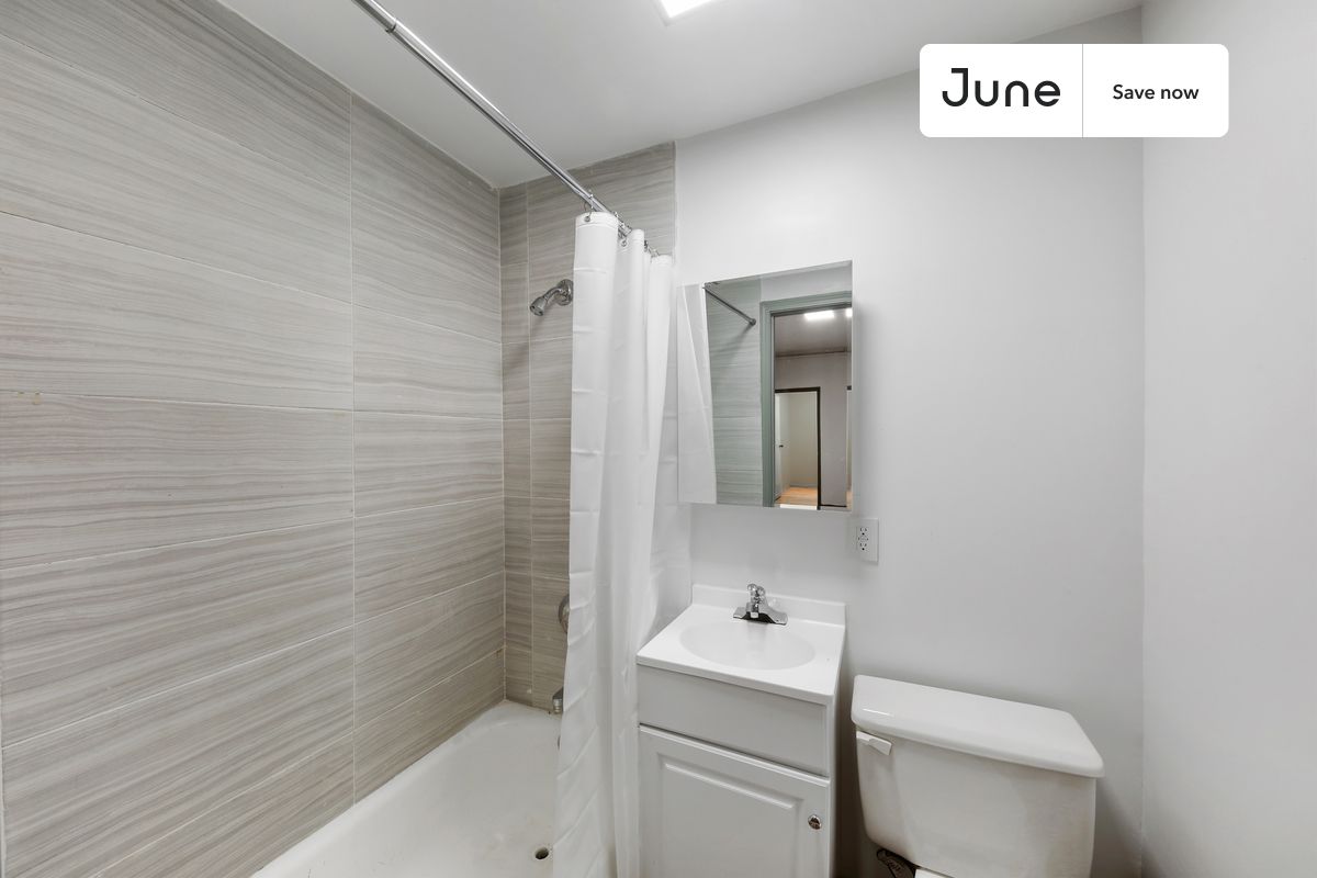 a room in Lincoln Square photo 7