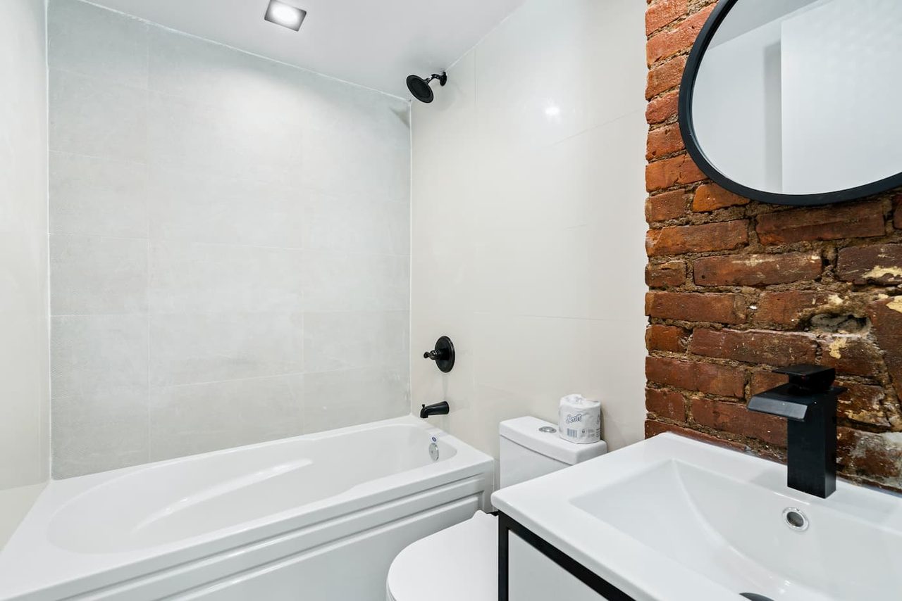 a room in Bedford-Stuyvesant photo 8