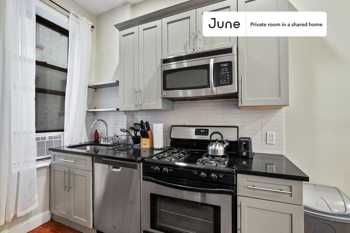 a room in Crown Heights photo 6