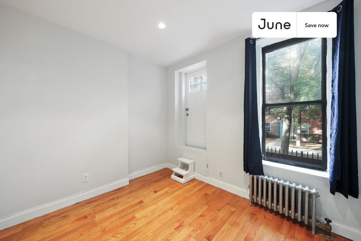 a room in East Village photo 9