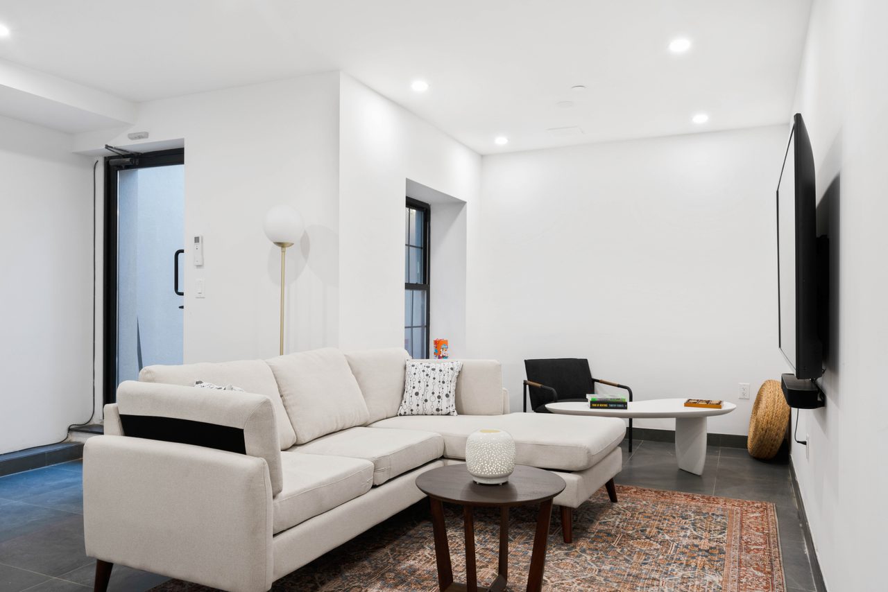 a room in Bedford-Stuyvesant photo 5
