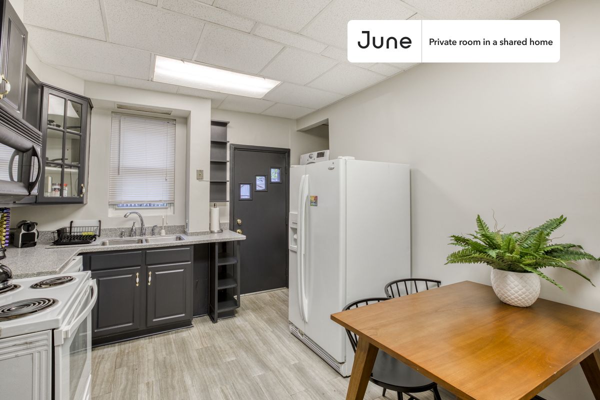 a room in Northwest Washington photo 7