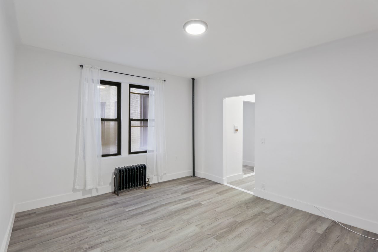 a room in Hamilton Heights photo 3