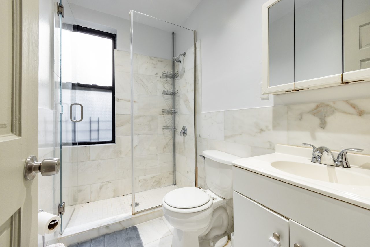 a room in Hamilton Heights photo 8