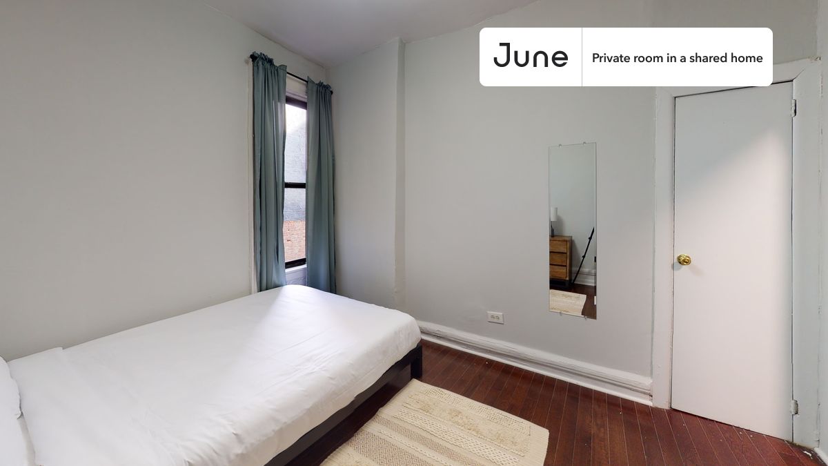a room in Hamilton Heights photo 2