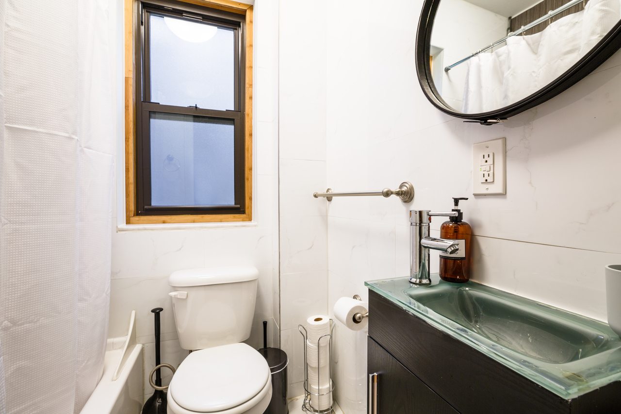 a room in Theater District photo 6